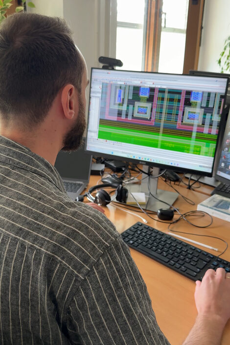 Eine Person arbeitet am Computer