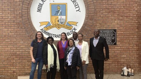 Gruppenbild vor der Midlands State University in Simbabwe