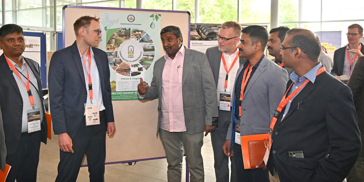 Menschen verschiedener Nationen tauschen sich bei der Internationalen Summer Convention über Projekte und Kooperationen aus.