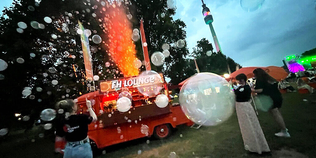 Der FH-Oldtimer mit einer angestrahlten Nebelfontäne und vielen Seifenblasen.