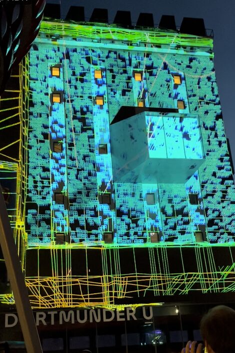 Mapping-Szene auf der Fassade des Dortmunder U