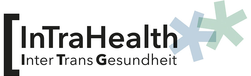 Links befindet sich eine eckige, nach rechts gerichtete Klammer, welche sowohl in einer oberen Zeile das Wort „InTraHealth“ einklammert als auch in einer unteren Zeile die Wortfolge Inter Trans Gesundheit. Auf der rechten Seite der Worte befinden sich zwei überlappende Symbol-Sterne in hellblau und in hellgrün. Der hellblaue Symbol-Stern überlappt den Text, der hellgrüne Symbol-Sterne überlappt den hellblauen