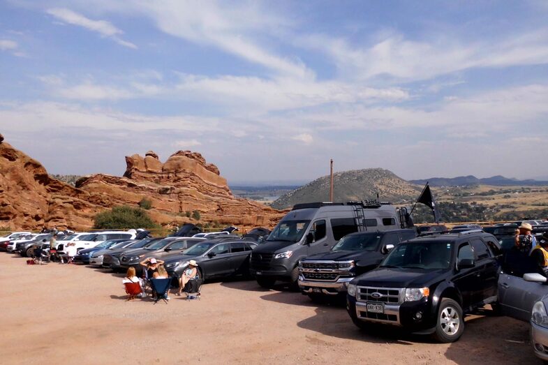 Parkplatz mit großen Autos in den USA