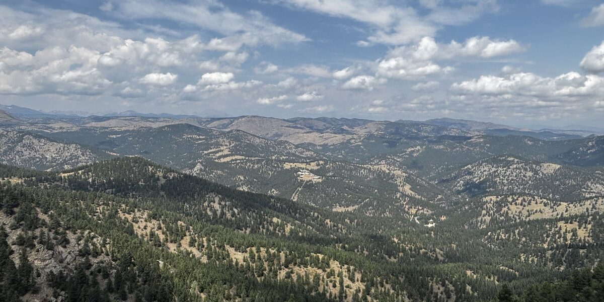 Zu sehen ist ein Mittelgebirge mit Felsen in der Nähe von Boulder in den USA