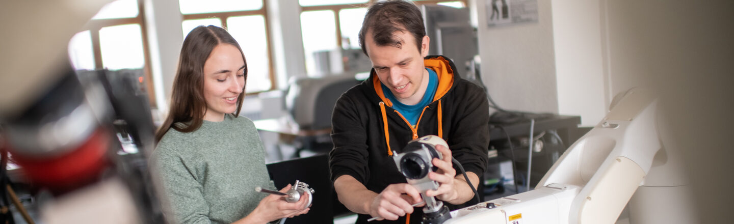 Foto von zwei Personen in einer Werkstatt im Fachbereich Informationstechnik.