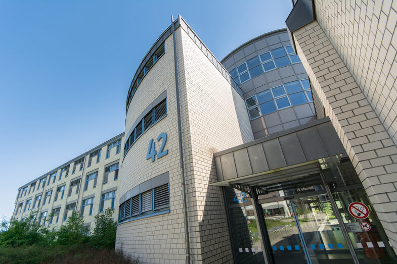 Photo of the entrance door and parts of the building Emil-Figge-Straße 42 of the Fachhochschule Dortmund.