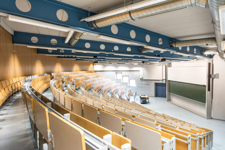 Raumaufnahme eines großen Hörsaals.__Room view of a big lecture hall.