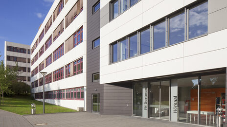 Photo of the building Emil-Figge-Straße 44 of the Fachhochschule Dortmund with the entrance door to the lecture hall.
