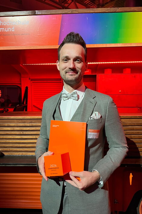 The winner of the 2024 doctoral prize with his certificate