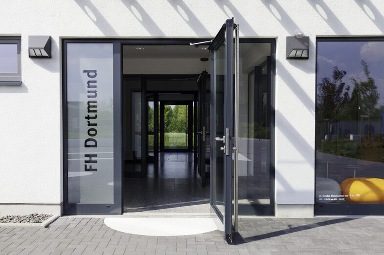 Photo of the open entrance door to the Emil-Figge-Straße 38 building at Fachhochschule Dortmund.