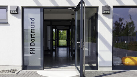 Photo of the open entrance door to the Emil-Figge-Straße 38 building at Fachhochschule Dortmund.
